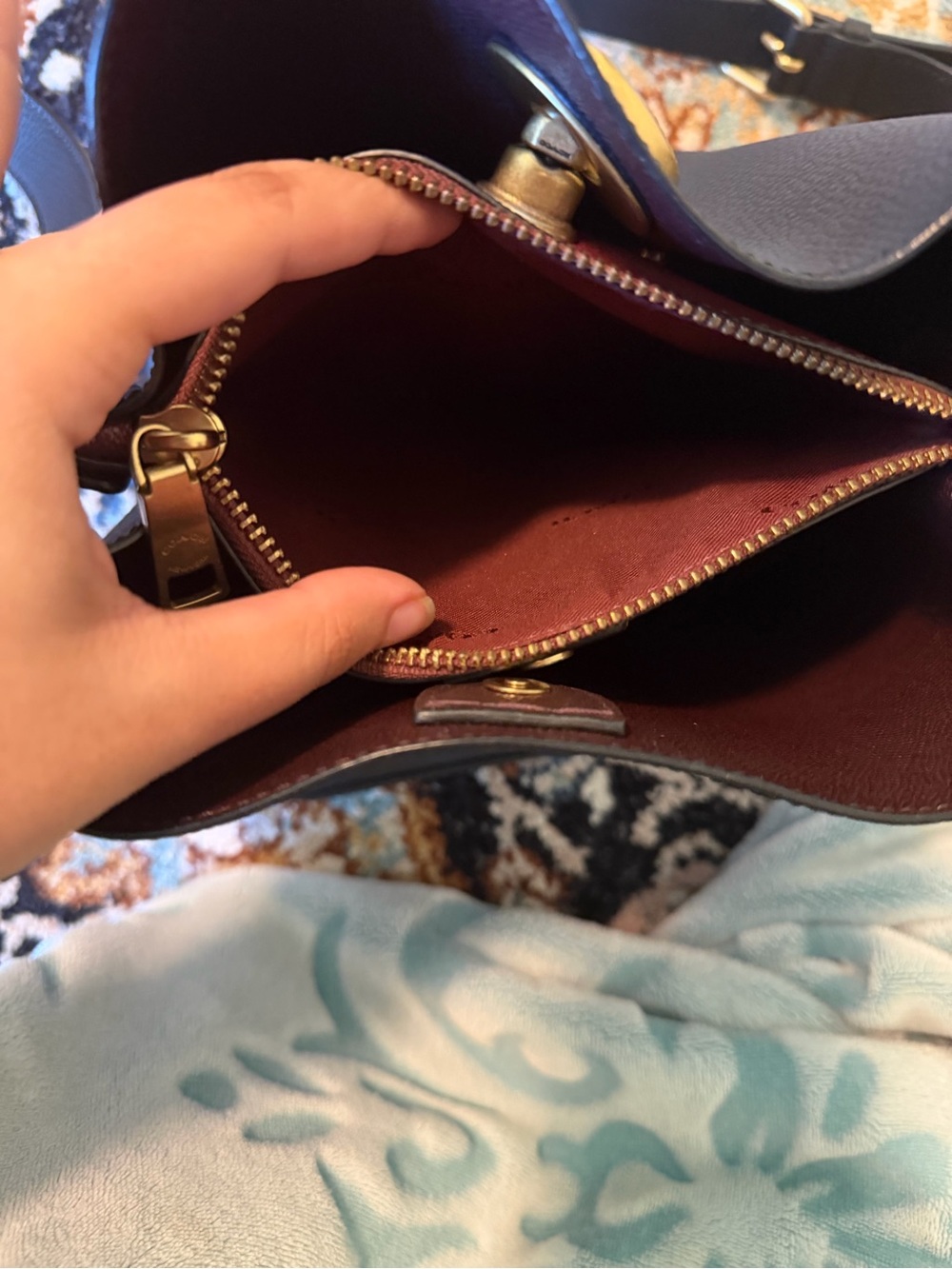 Coach Willow Shoulder Bag Black Pebbled Leather Crossbody with Gold Turn-Lock - Picture 4 of 9